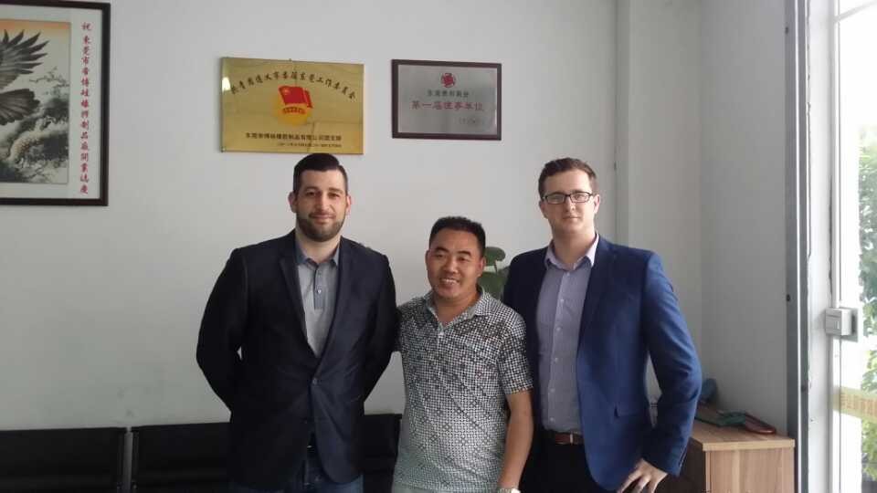 公（gōng）司領導成功簽下法國客戶訂單