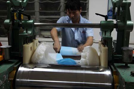 矽膠煉膠機工作情景 矽膠(jiāo)煉(liàn)膠機工作情景