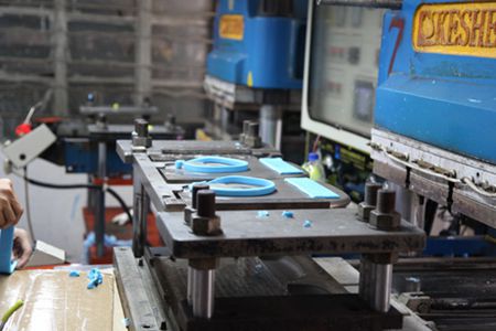 矽膠油壓機成型過程 矽膠油壓機成型過程(chéng)