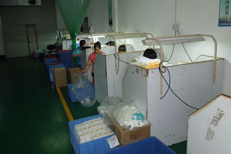 對(duì)矽膠產品進行(háng)檢驗和拆邊線 對矽膠產品進(jìn)行檢(jiǎn)驗和拆邊線