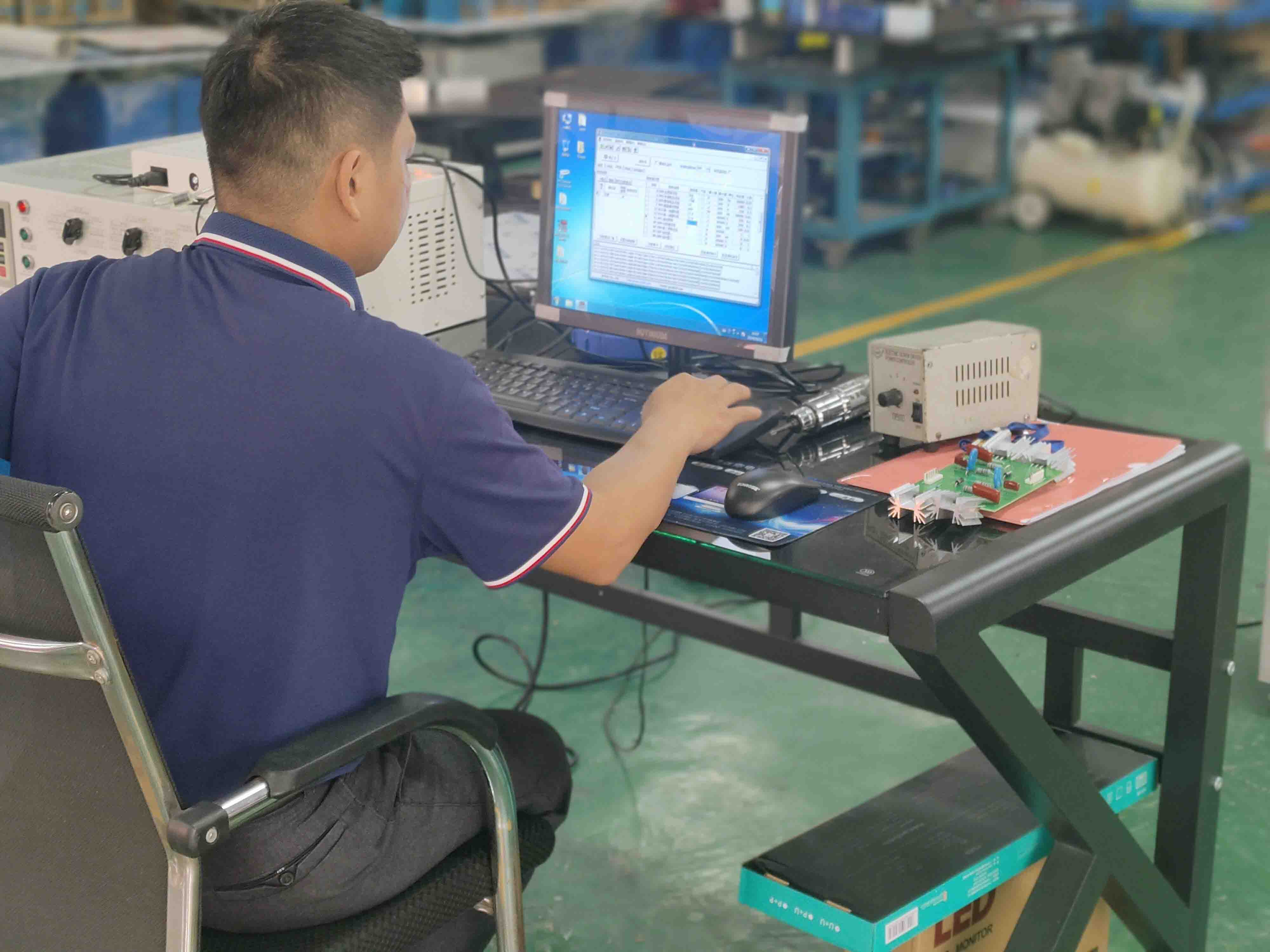 電（diàn）磁式振動台