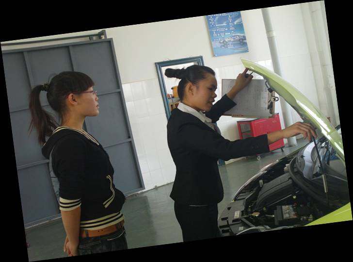圖三 汽車維修接待項目比賽選手李豔正在與顧客一起檢查發動機 圖三 汽車維修接待(dài)項目比(bǐ)賽選手李豔(yàn)正(zhèng)在與顧客一起檢查發動機