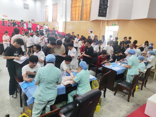 1744935442409069966.jpg 學生(shēng)學習防艾知識.jpg