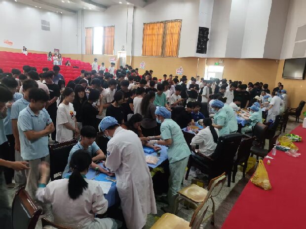 1744935448625099073.jpg 學生排隊做(zuò)篩查.jpg