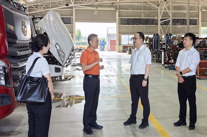 1747908185714008937.jpg 在重型車輛實訓(xùn)基地調研_副(fù)本.jpg