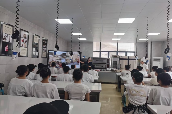 1748659093531097190.jpg 圖1:周娟娟老師在授課中.jpg