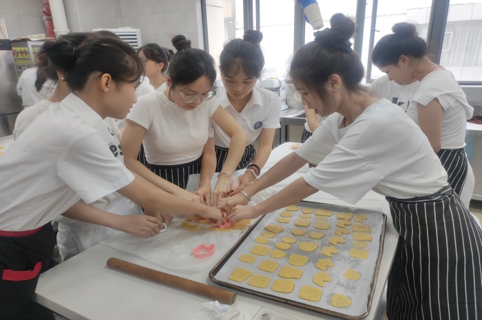 1748659139574062675.jpg 圖4:學生以小組為單位製(zhì)作餅幹.jpg