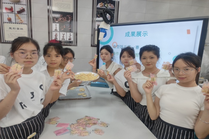 1748659151921024030.jpg 圖5:學生與“勞動成果(guǒ)”合影.jpg