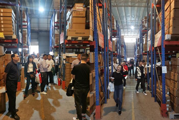 草莓视频在线智能照(zhào)明 | 明星經銷商座談會暨24年春季新品調研會